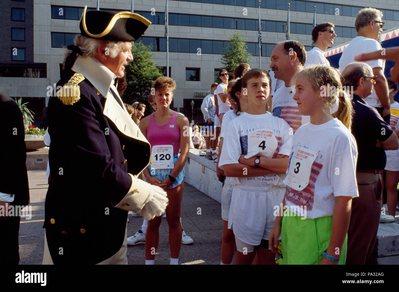 352 historique en costume d'intrepeter parle avec des coureurs à la course à la vie CIBC run en 1990, Pennsylvania Avenue, Washington, D.C. RCAC2011632673 Banque D'Images