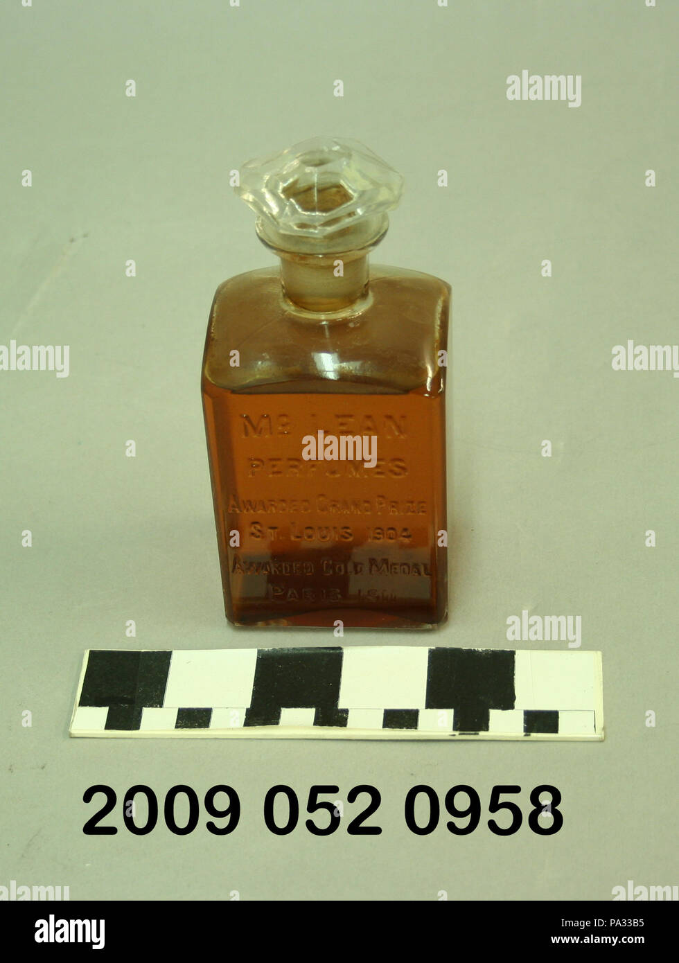 683 plein Verre Bouteille de Mc Lean Parfums avec bouchon en verre Banque D'Images