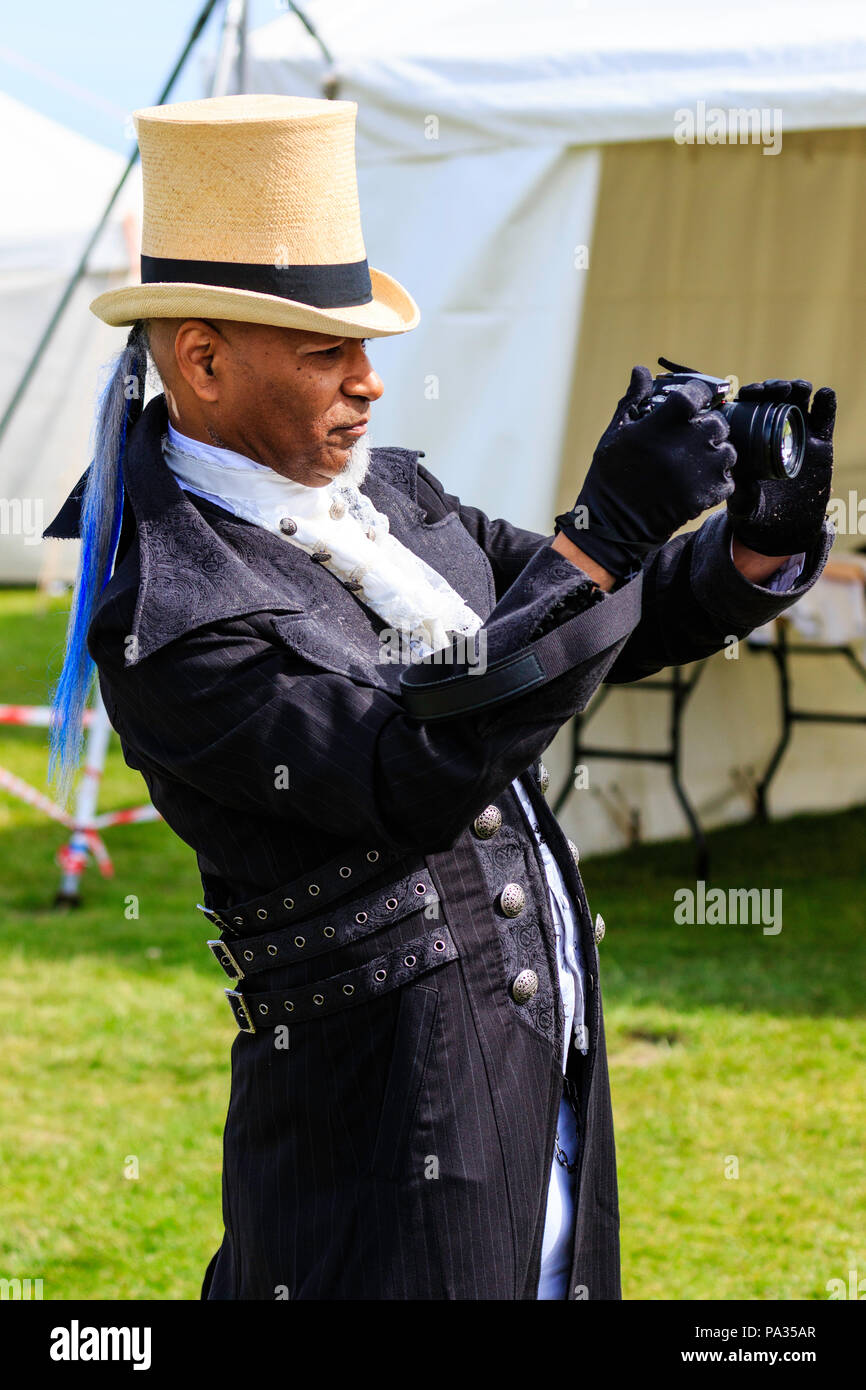 L'homme afro-antillaise, 40s, habillé en style steam-punk vêtements  Victorien et chapeau de paille, holding de viser et d'appareil alors que  pour l'événement Photo Stock - Alamy