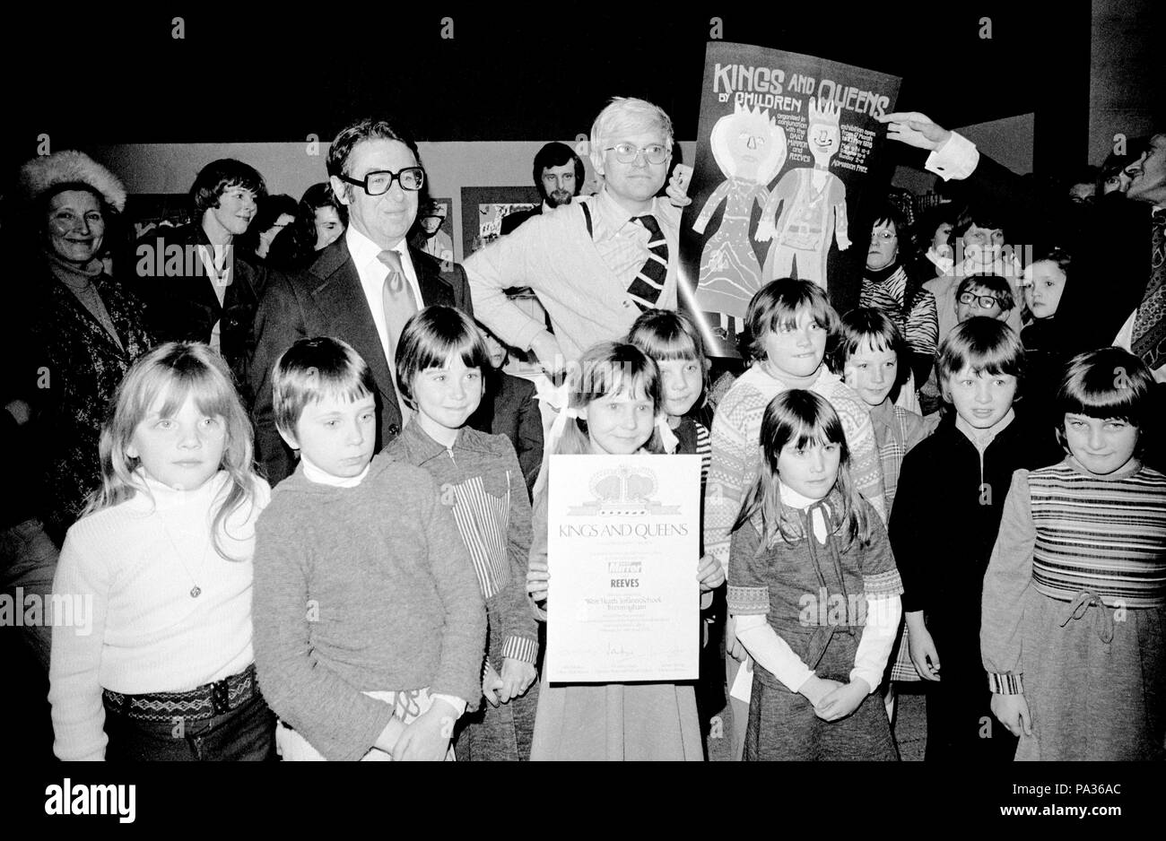 Serait-être David Hockneys', tous âgés de 7 ans, de l'école West Heath les nourrissons, Birmingham. Le travail des enfants, qui est jugée par la galerie directeur Dr John Hayes (costume sombre, à gauche) et l'artiste David Hockney (centre), est exposée dans les rois et reines par les enfants exposition, ouverture à la National Portrait Gallery de Londres demain. Banque D'Images
