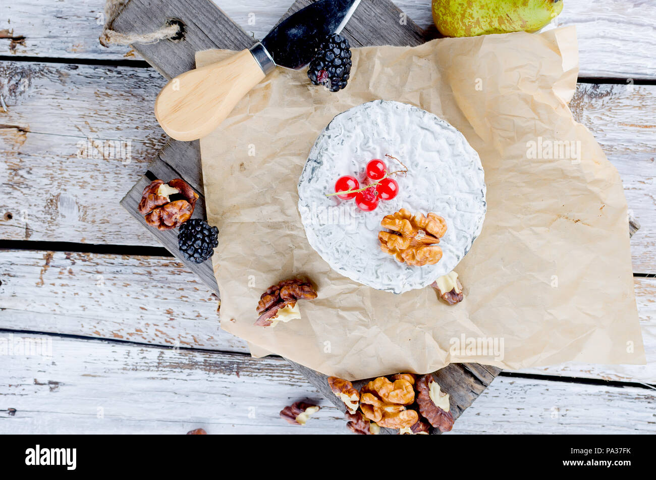 Tête de caillé de fromage bleu et olives. Le miel et poire, pomme sur la vieille table en bois blanc, vue du dessus Banque D'Images