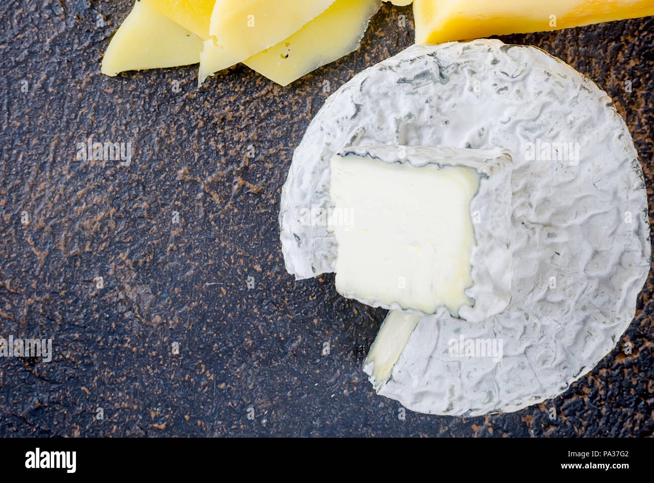 Différents types de fromages sur le plateau, assiette de fromage à partir d'un morceau de fromage à pâte dure, de fines tranches de fromage bleu, tête ronde Banque D'Images