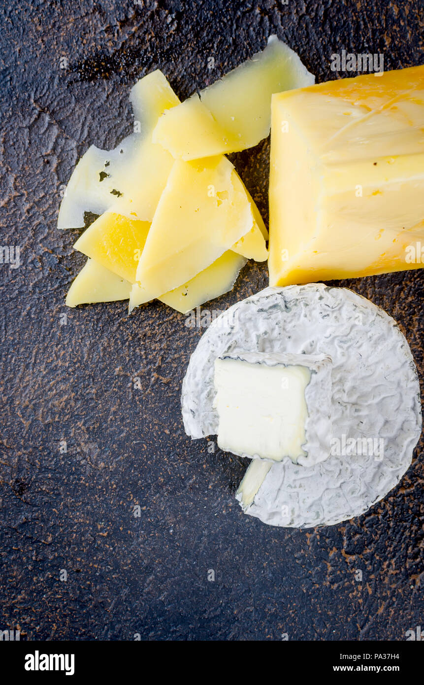 Différents types de fromages sur le plateau, assiette de fromage à partir d'un morceau de fromage à pâte dure, de fines tranches de fromage bleu, tête ronde Banque D'Images