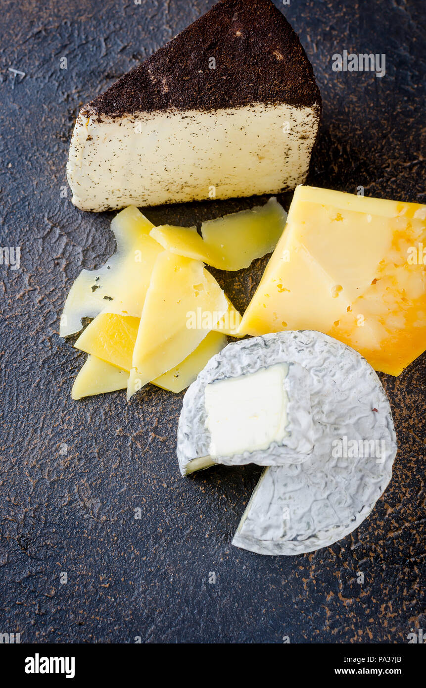Différents types de fromages sur le plateau, assiette de fromage à partir d'un morceau de fromage à pâte dure, de fines tranches de fromage bleu, tête ronde Banque D'Images