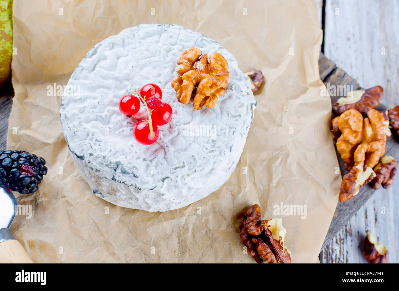 Tête de caillé de fromage bleu et olives. Le miel et poire, pomme sur la vieille table en bois blanc, vue du dessus Banque D'Images