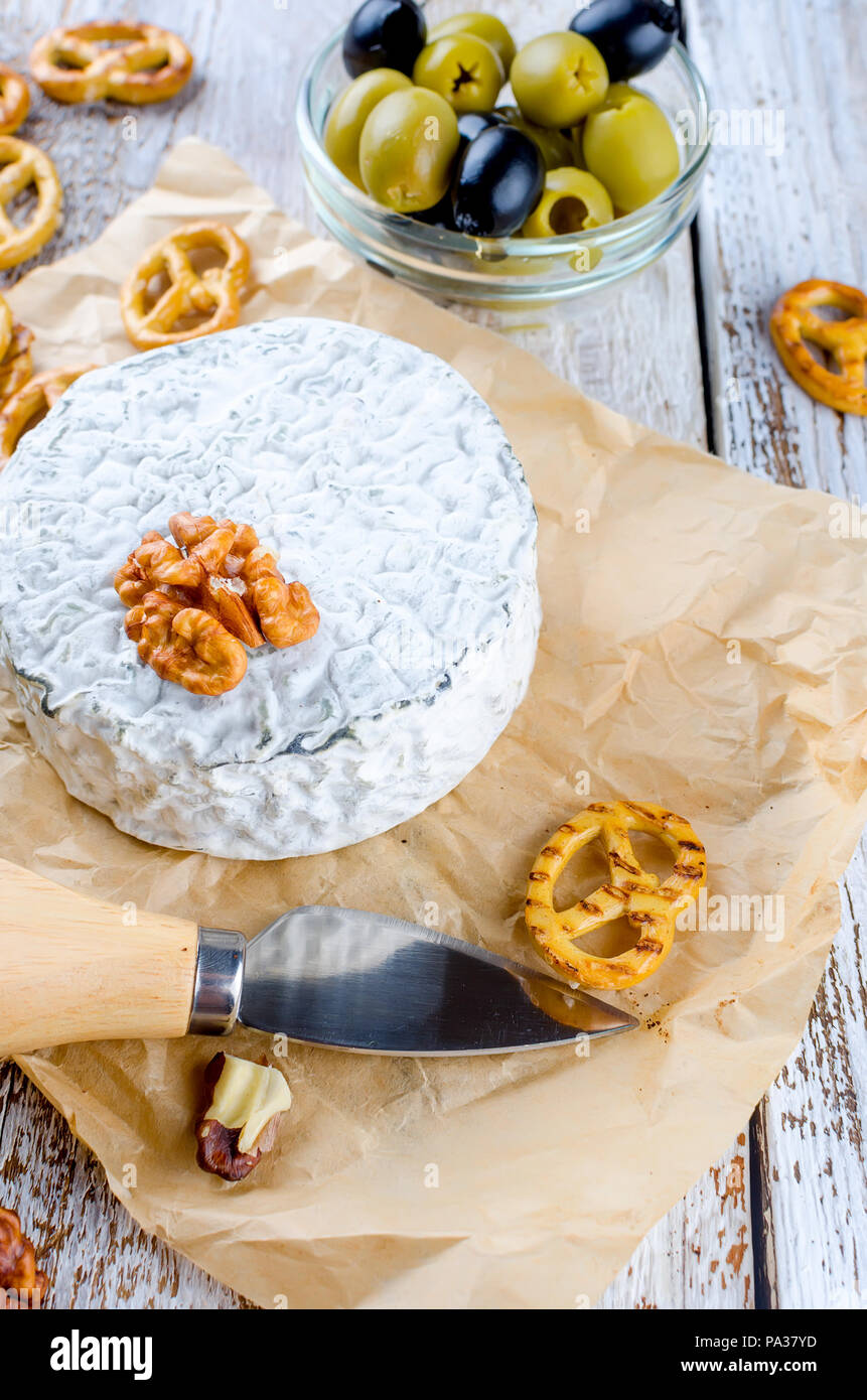 Tête de caillé de fromage bleu et olives. Le miel et poire, pomme sur la vieille table en bois blanc, vue du dessus Banque D'Images