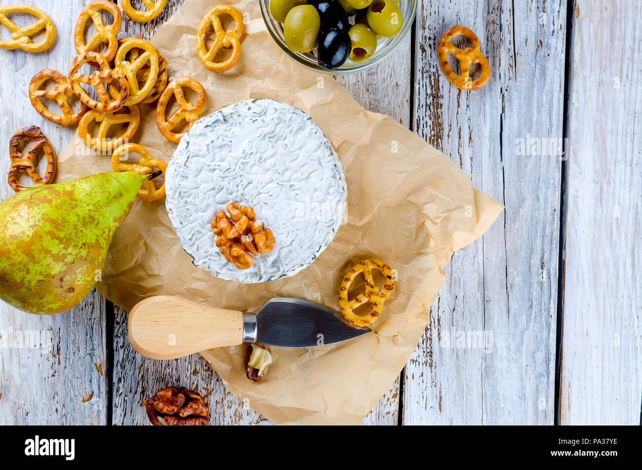 Tête de caillé de fromage bleu et olives. Le miel et poire, pomme sur la vieille table en bois blanc, vue du dessus Banque D'Images