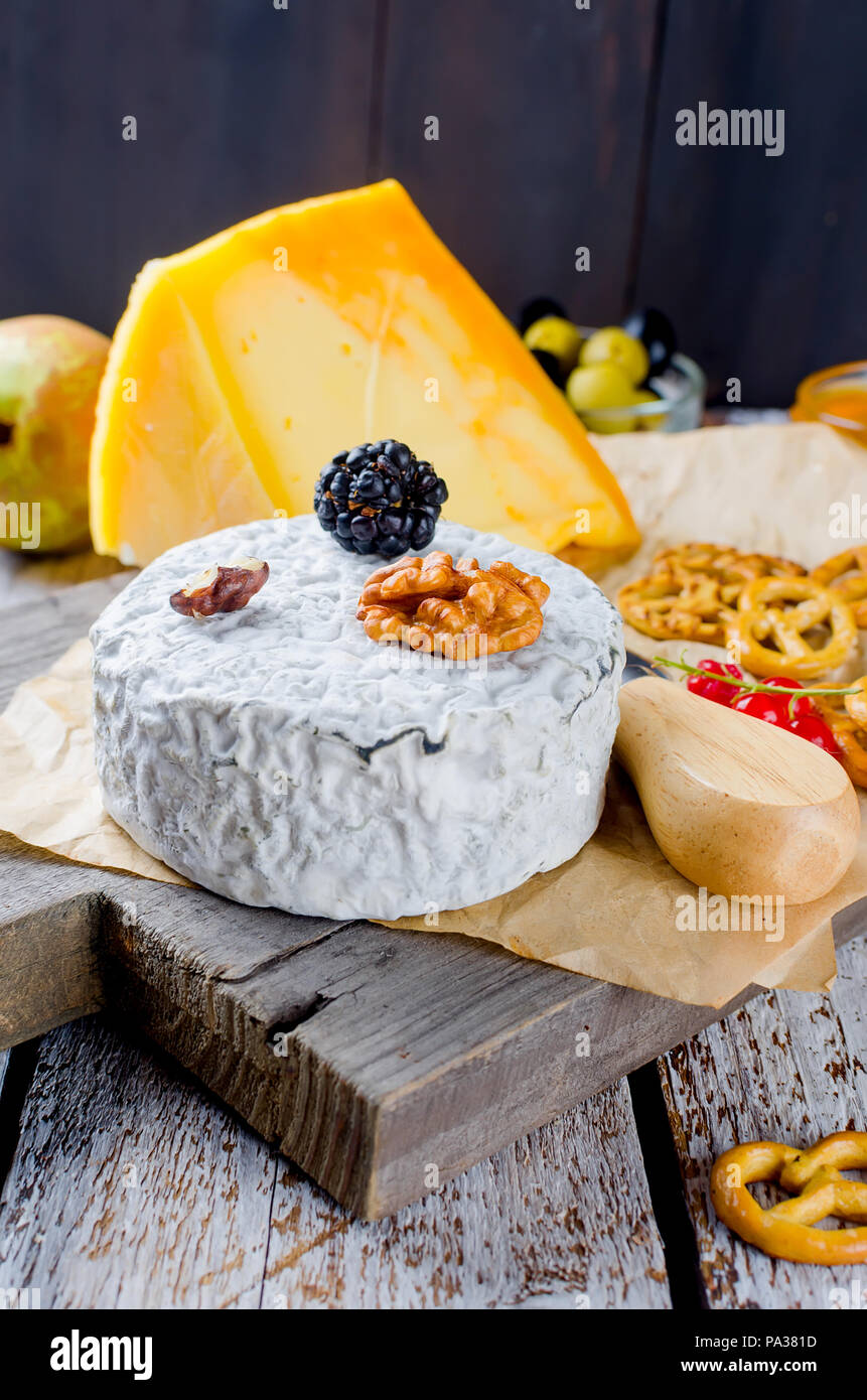 Tête de caillé de fromage bleu et olives. Le miel et poire, pomme sur la vieille table en bois blanc, vue du dessus Banque D'Images