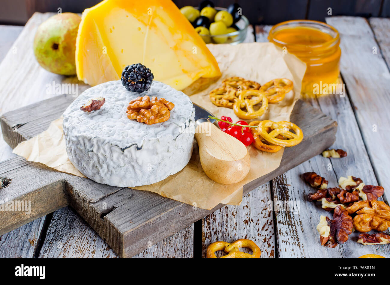 Tête de caillé de fromage bleu et olives. Le miel et poire, pomme sur la vieille table en bois blanc, vue du dessus Banque D'Images
