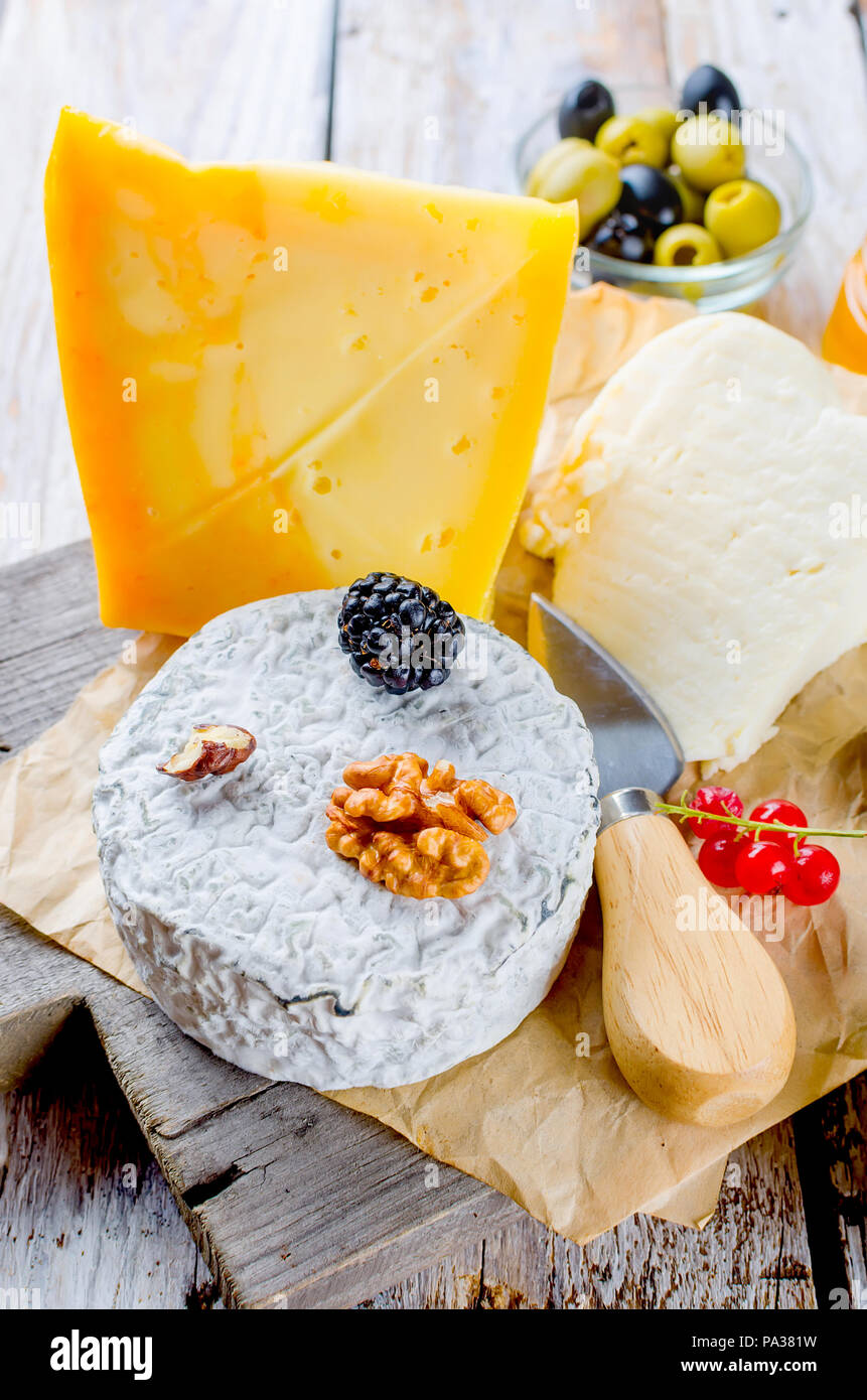 Tête de caillé de fromage bleu et olives. Le miel et poire, pomme sur la vieille table en bois blanc, vue du dessus Banque D'Images