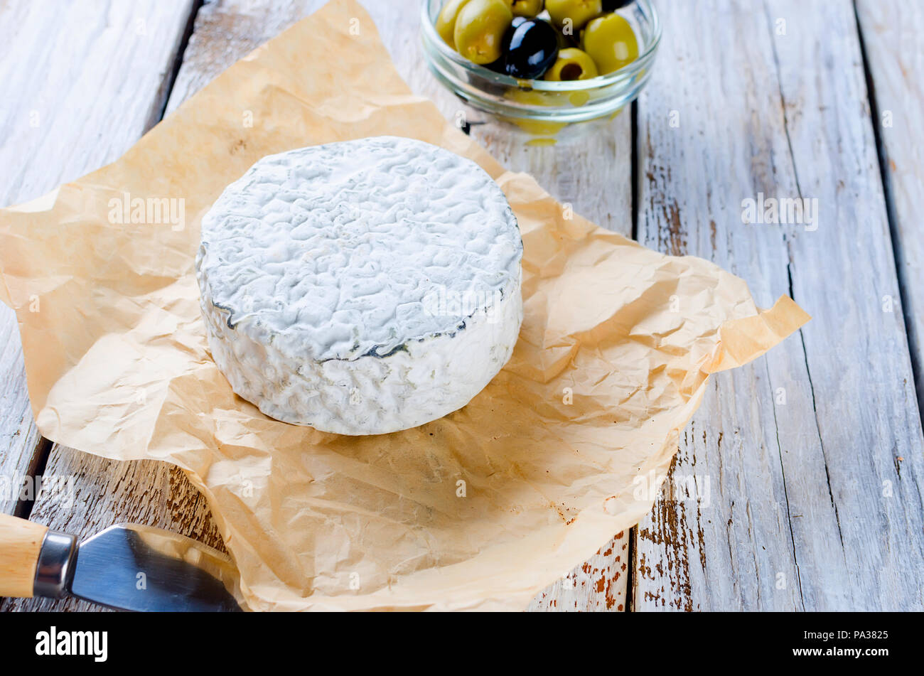 Tête de caillé de fromage bleu et olives. Le miel et poire, pomme sur la vieille table en bois blanc, vue du dessus Banque D'Images