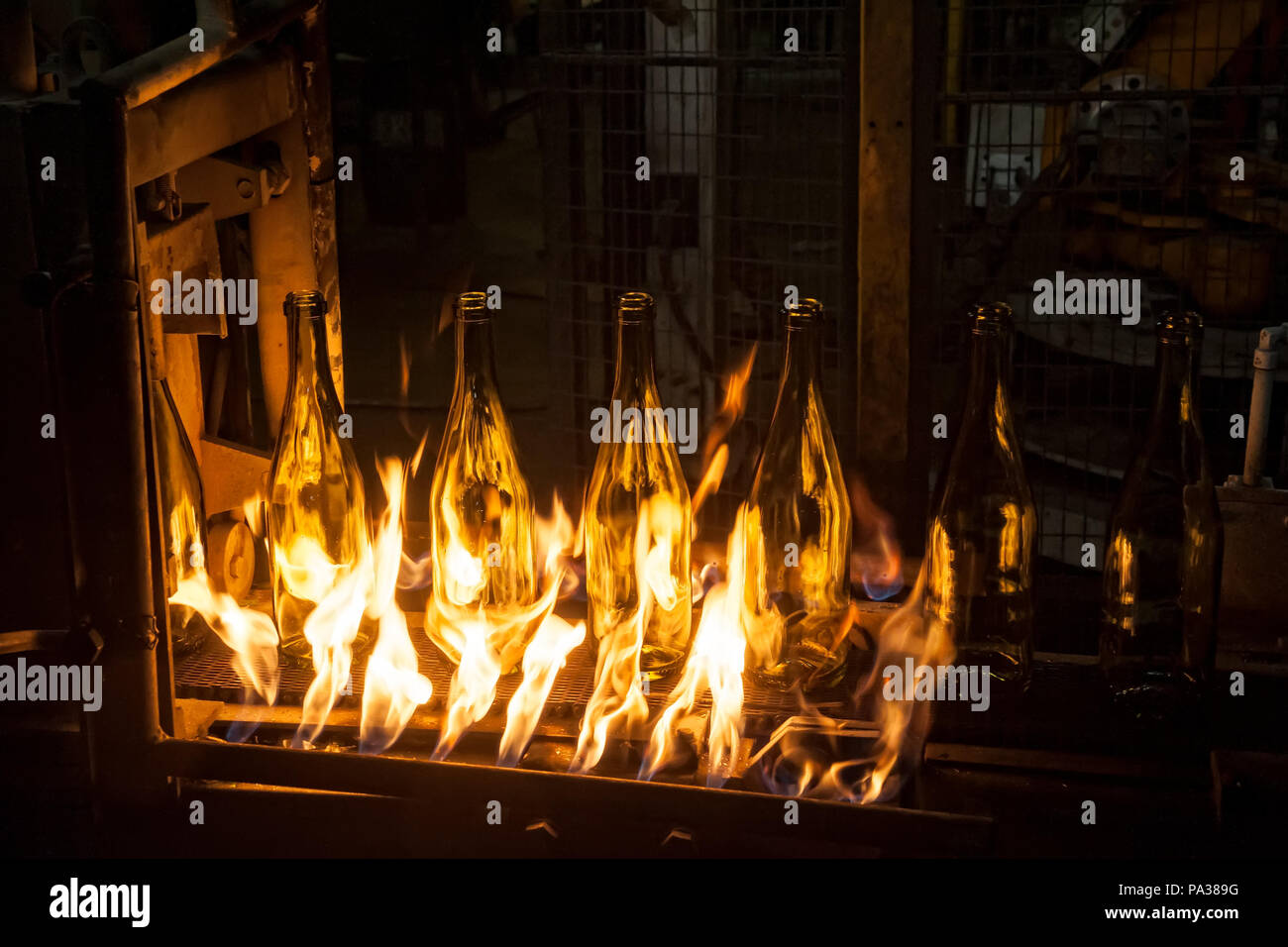 Ligne automatique pour la production de récipients en verre. Les petites bouteilles sont mis sur un convoyeur Banque D'Images