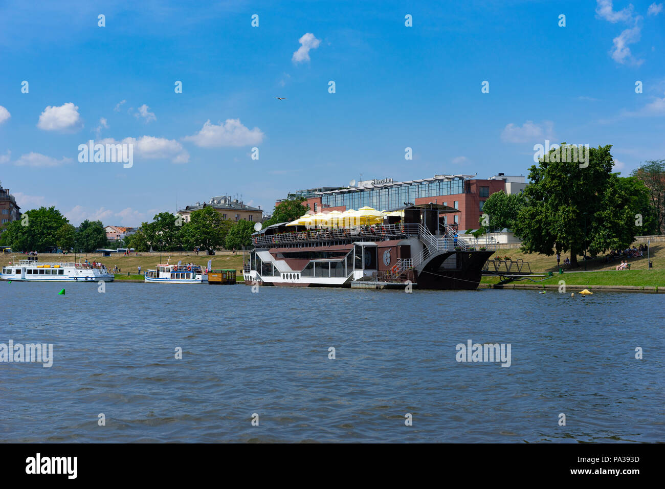 Bateau amarré jusqu'utilisé comme un restaurant sur la rivière Vistule, Cracovie, Pologne, Europe. Banque D'Images