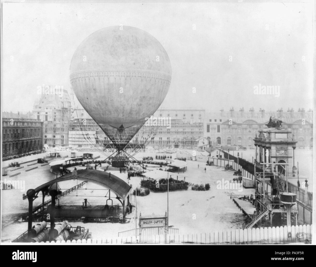 724 Grand Ballon... de M. Henry Giffard, 1878 - vue aérienne du ballon avant l'ascension à partir de la Tuillerie Jardins, Paris ; grande foule et l'examen s'RCAC2003653005 Banque D'Images