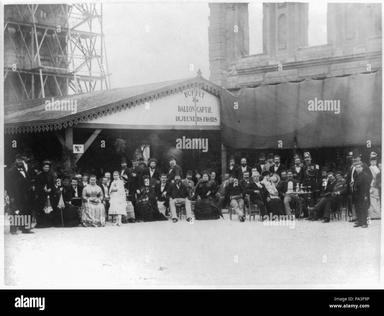 724 Grand Ballon... de M. Henry Giffard, 1878 - foule au café en plein air "Buffet de ballon captif" dans Jardins Tuillerie) RCAC2003653007 Banque D'Images