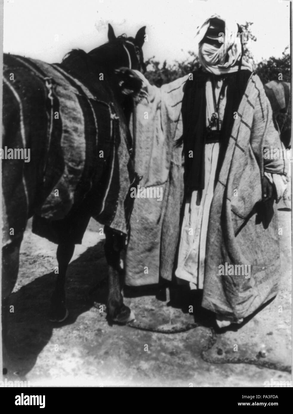 . Anglais : Titre : habillés en bédouins un auto-test intégré (BIST) Résumé : L'article complet, lgth., aux côtés de cheval. Description physique : 1 tirage photographique. Notes : Objet : lotissement Saoudite. ; titre et d'autres informations transcrites de légende Carte et point. ; Frank et Frances Carpenter Collection (Bibliothèque du Congrès). Entre 1890 et 1923 192 vêtue d'un Bédouin bist RCAC2001705576 Banque D'Images