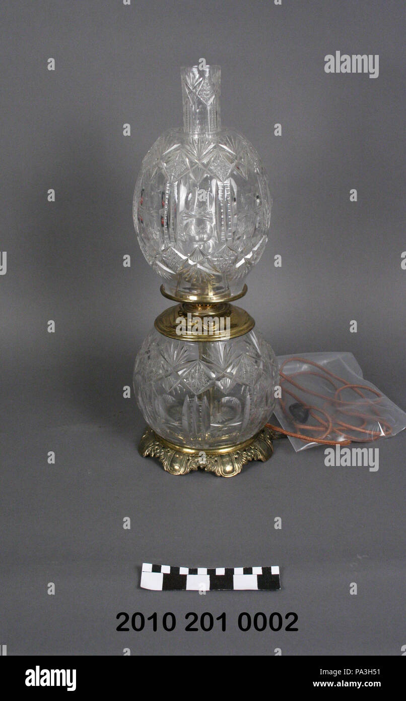 . Anglais : Laiton et couper le verre de lampe électrique Titre : couper le verre et laiton Lampe électrique . vers 1900 231 Brass et couper le verre de lampe électrique Banque D'Images