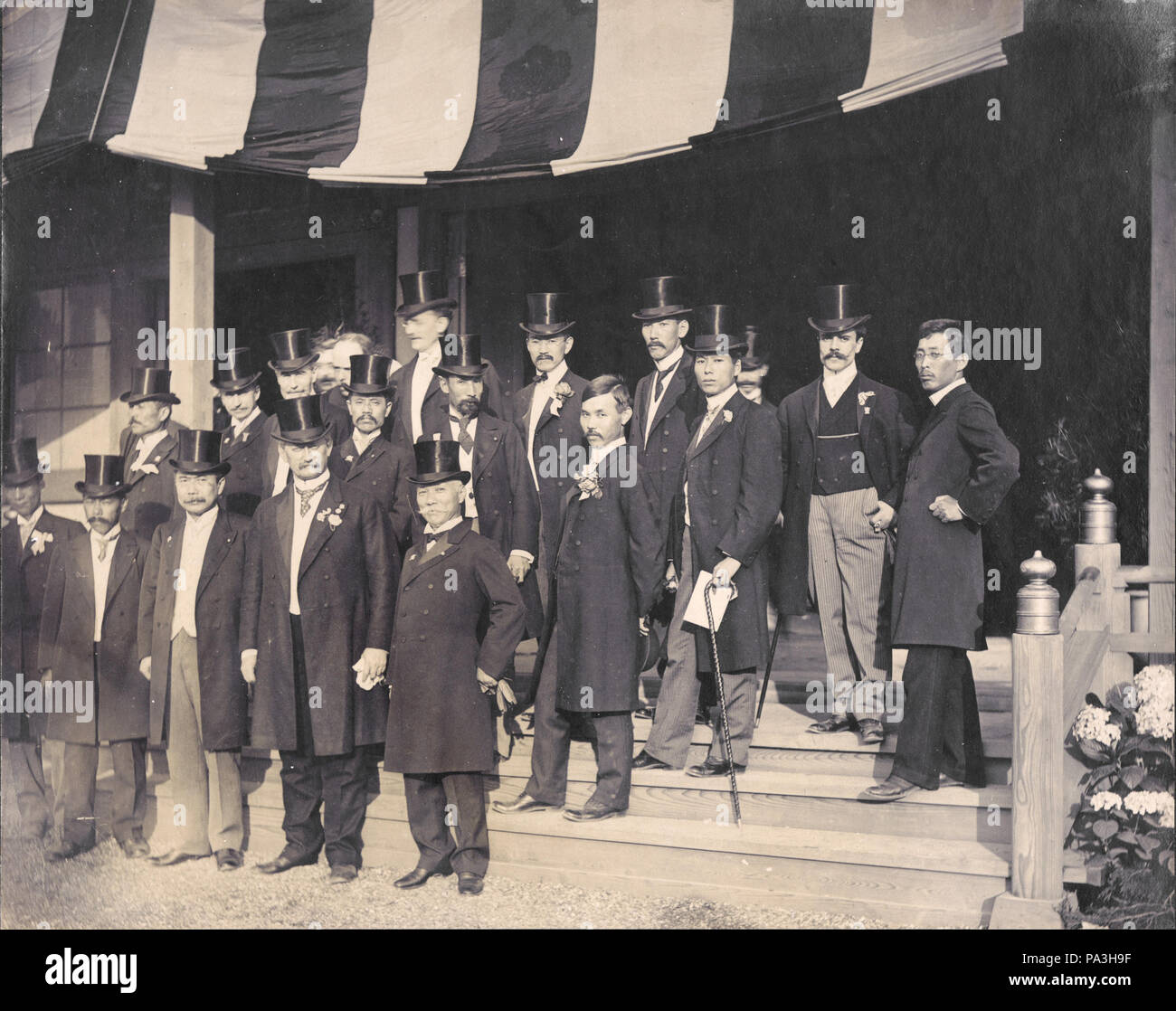 6 "La représentation Japonaise." (groupe de commissaires japonais) à l'Exposition Universelle 1904 Banque D'Images