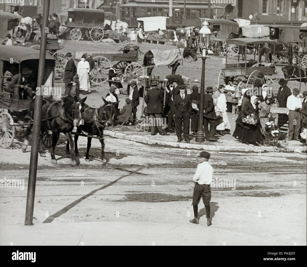 611 8e Rue. Avec la foule du marché Soulard Banque D'Images