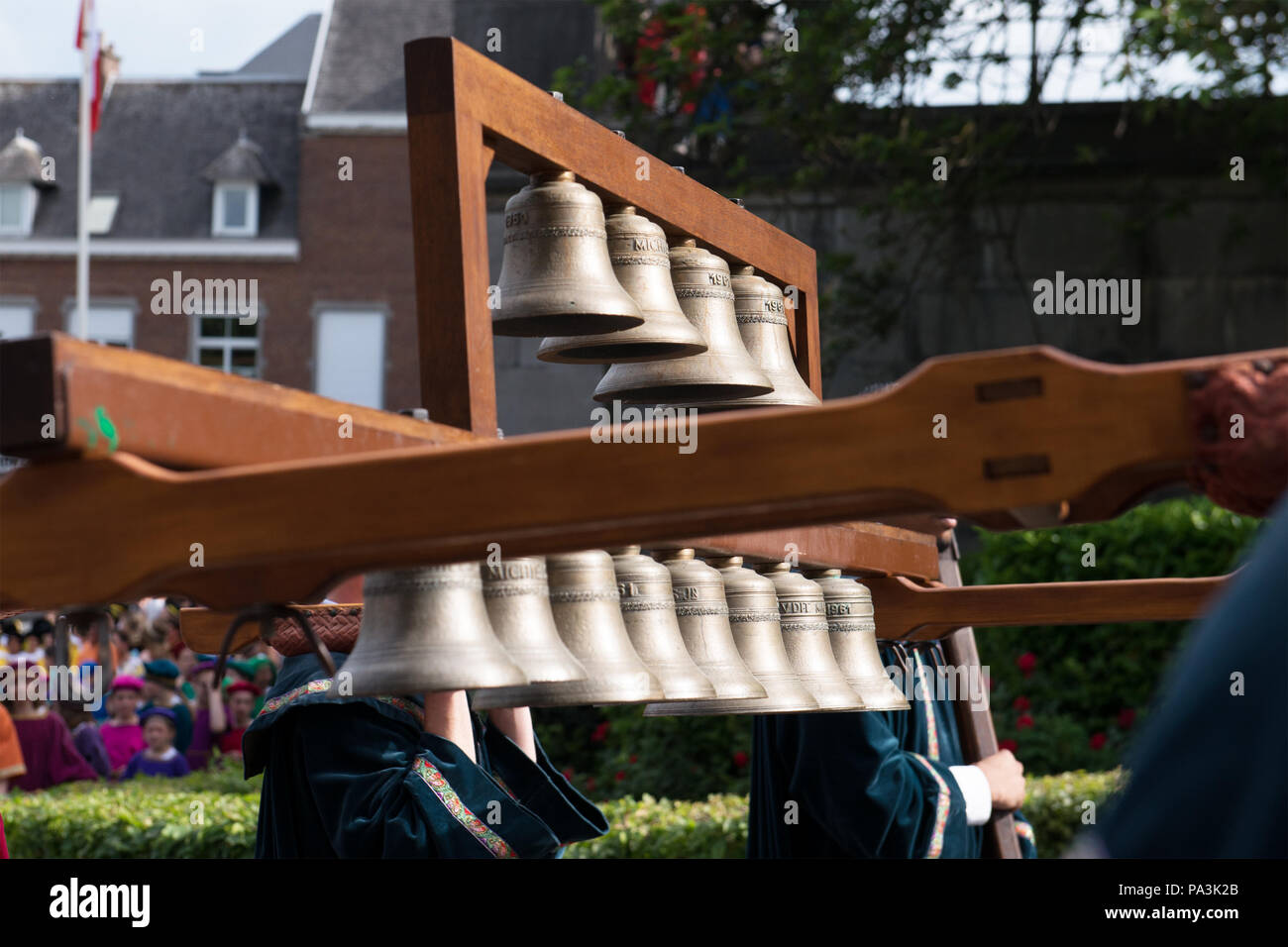 Mons, Belgique. 27 mai, 2018. Carillon portable de l'église collégiale de Saint Waltrude préparé pour le cortège de descente de la châsse de Sai Banque D'Images