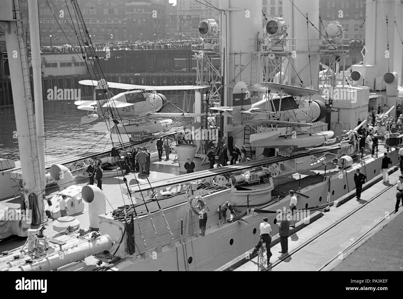 326 visiteurs et les biplans à bord du USS Cincinnati à Vancouver 1937 Banque D'Images