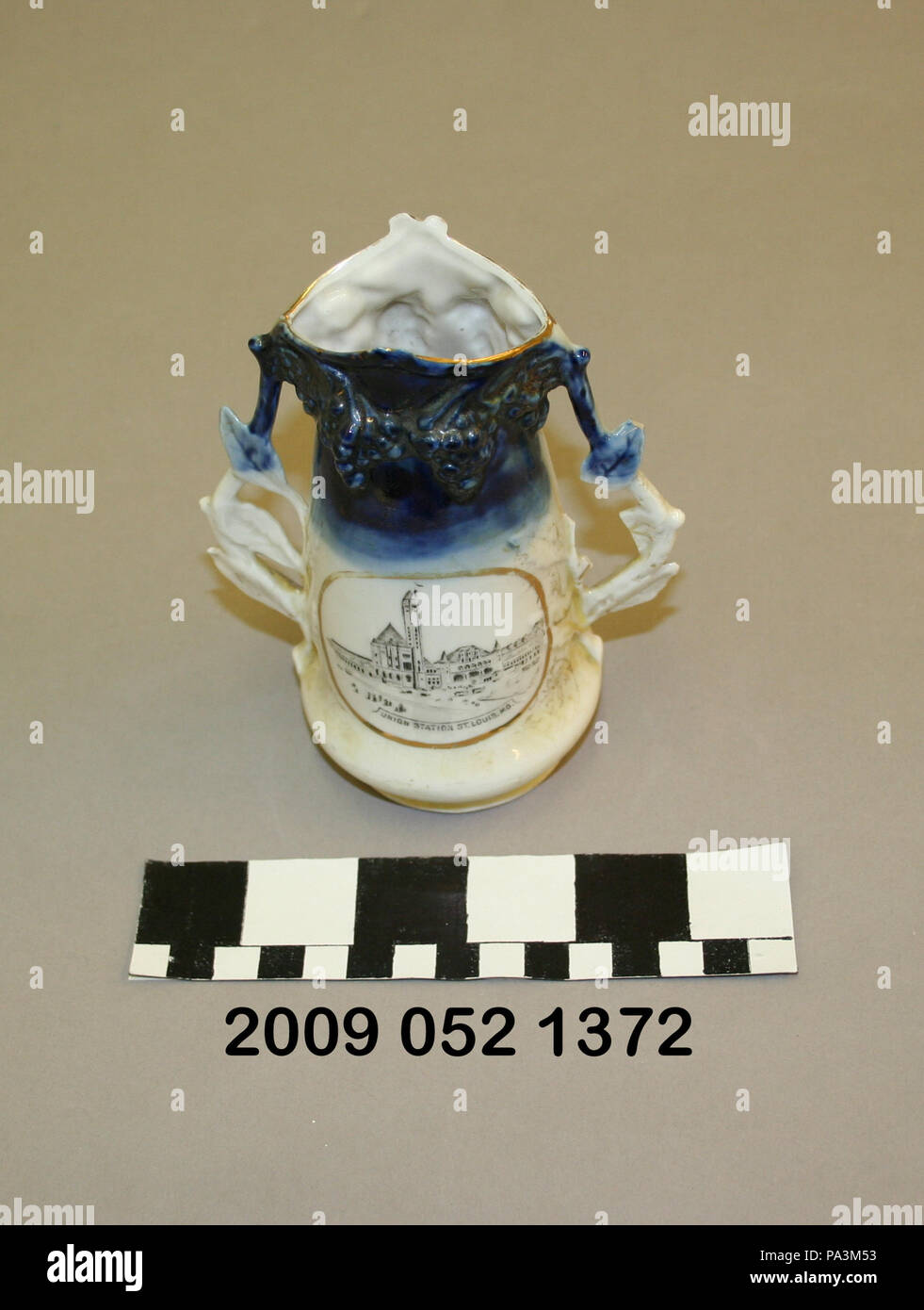 Cobalt 326 Jaune et Noir Miniature Vase en céramique avec droit de transfert de la gare Union Saint Louis MO Banque D'Images