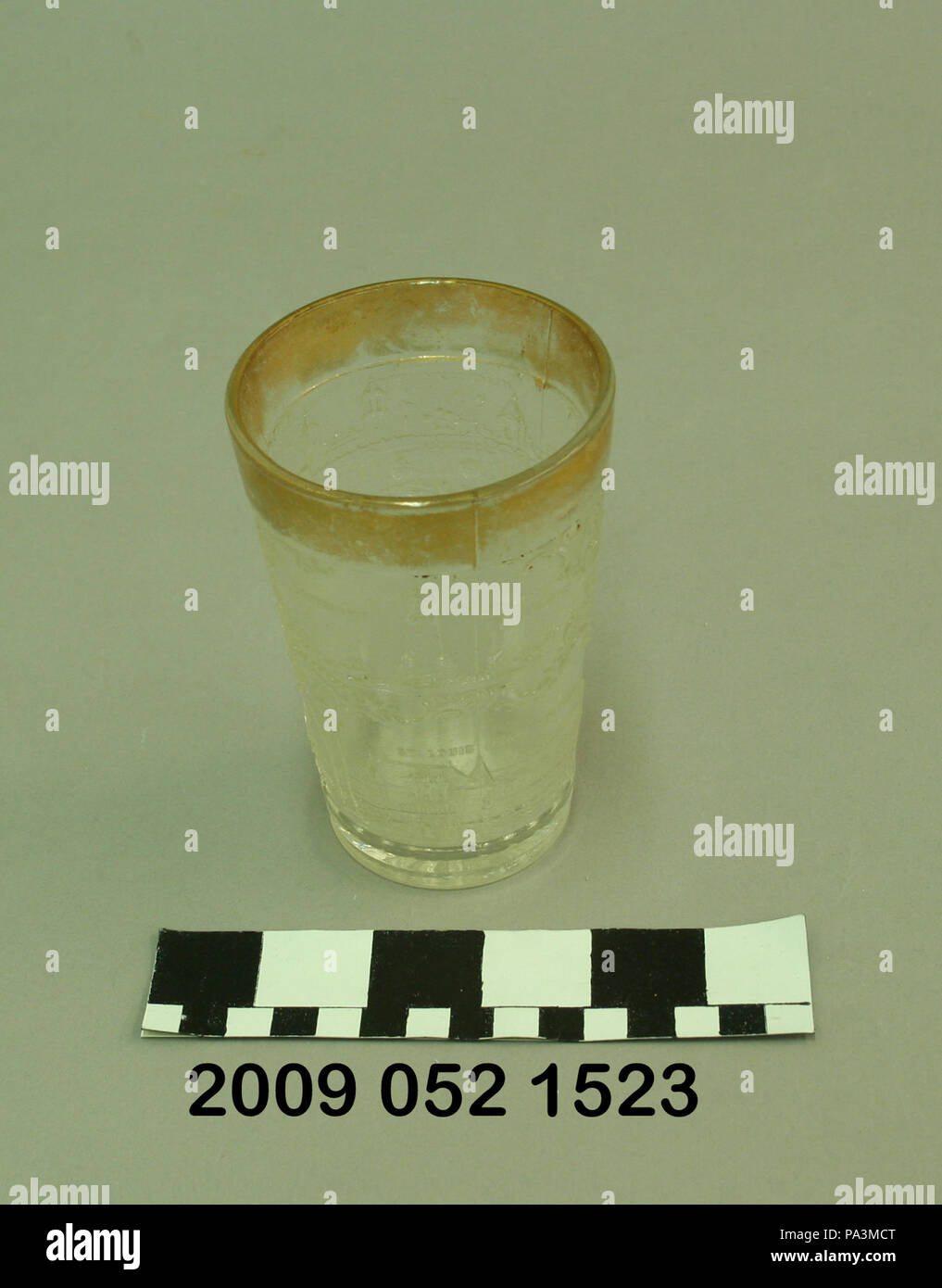 713 avec verre Tumbler jante doré et soulevé des images de l'Palace de machinerie, Cascade Gardens, Louisiana Purchase Monument, et Saint Louis Union Station Banque D'Images