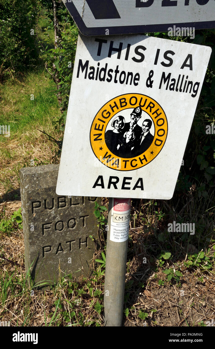 La surveillance de quartier signe par un sentier et en bordure de village Coxheath, Kent, Angleterre. Banque D'Images