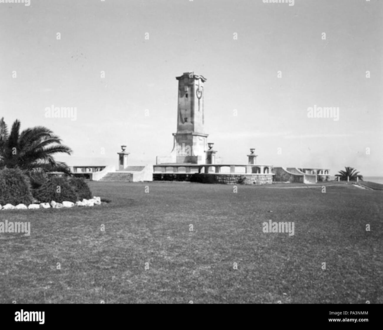 96 Fremantle War Memorial (vue latérale de jardins) Banque D'Images