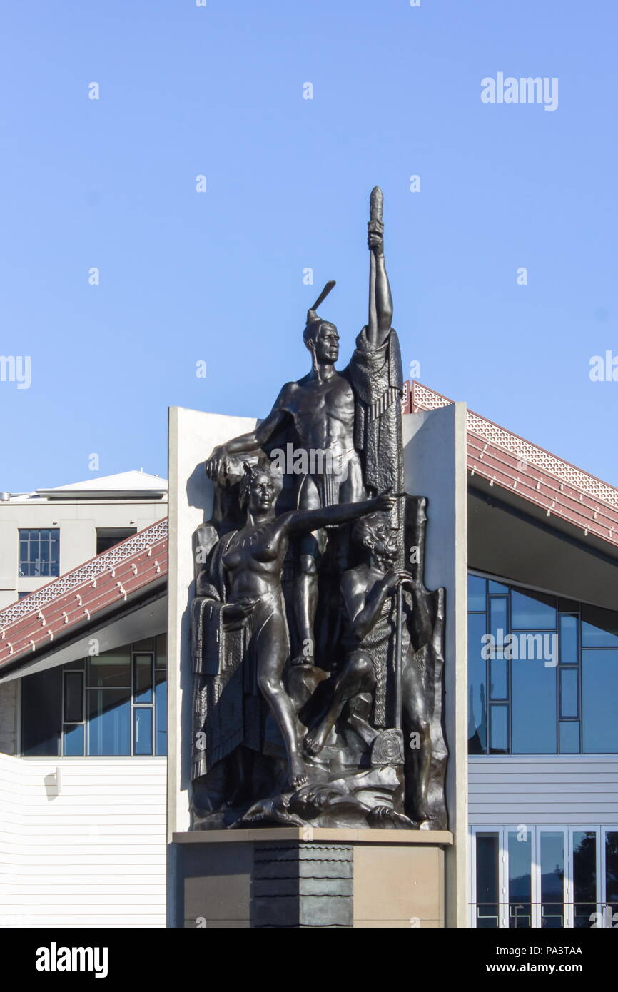 Wellington, Nouvelle-Zélande - 4 juin 2016 : La statue de Koupé, sur le front de mer de Wellington, présente le légendaire explorateur avec sa femme, Te Aparangi Hine Banque D'Images