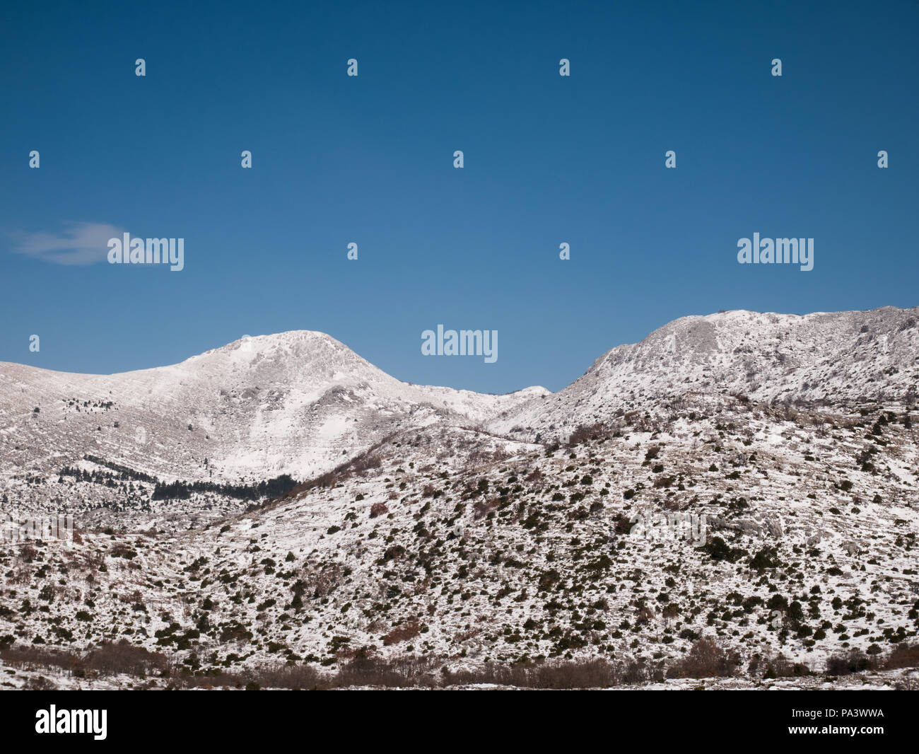 Montagne Biokovo en Croatie pleine de neige le jour d'hiver ensoleillé Banque D'Images