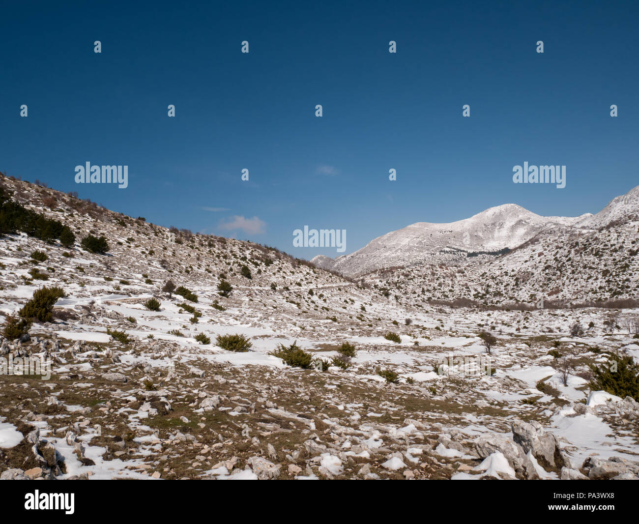 Montagne Biokovo en Croatie sur paysage d'hiver ensoleillée jour Banque D'Images