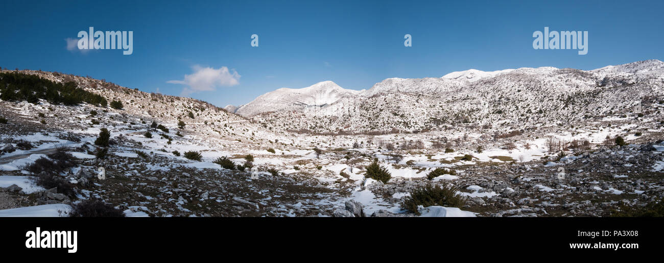 Montagne Biokovo panorama sur la saison d'hiver avec de la neige autour de Banque D'Images