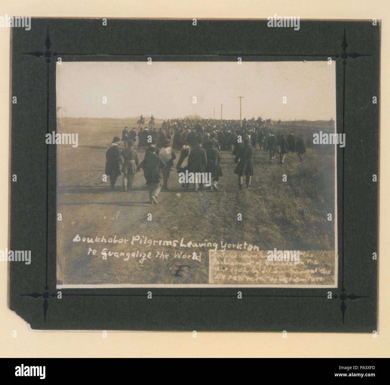 586 Pèlerins doukhobors quitter Yorkton pour évangéliser le monde. E Photo (HS85-10-13523) original Banque D'Images