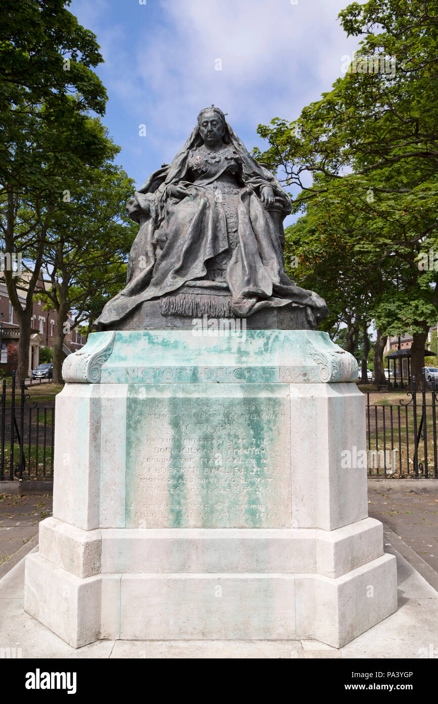 Statue de la reine Victoria à Tynemouth en Angleterre. La reine Victoria a régné de 1837 à 1901. Banque D'Images