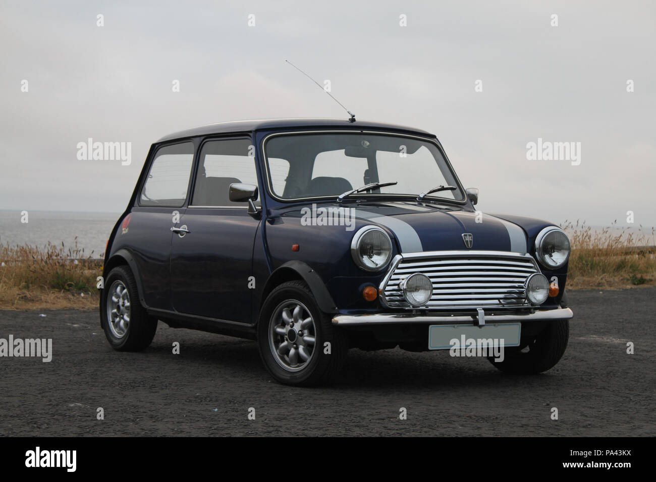 Rover Mini Tahiti garé en haut de la falaise au bord de la mer au point d'Rinnagree Banque D'Images