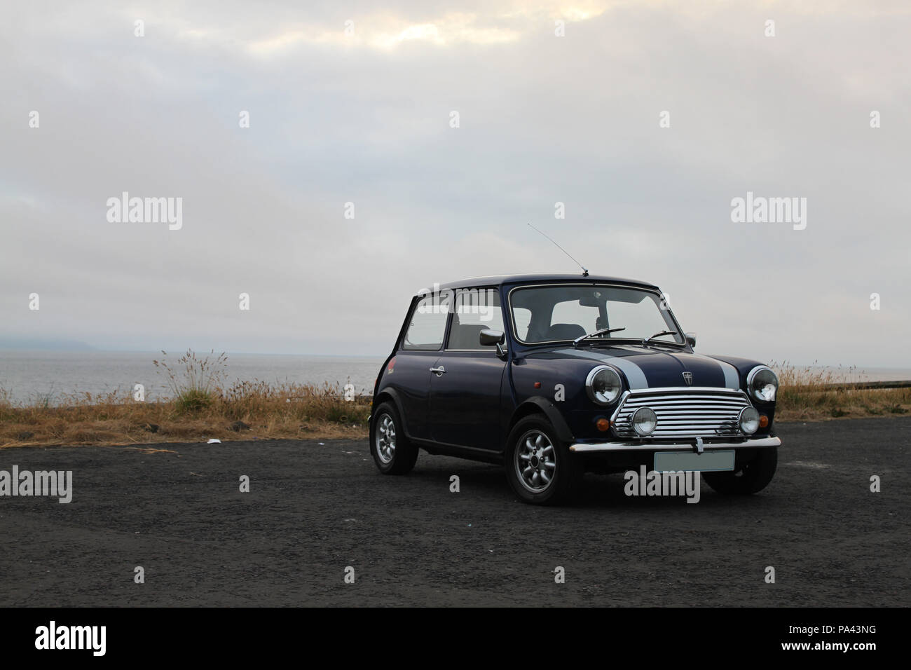 Rover Mini Tahiti garé en haut de la falaise au bord de la mer au point d'Rinnagree Banque D'Images