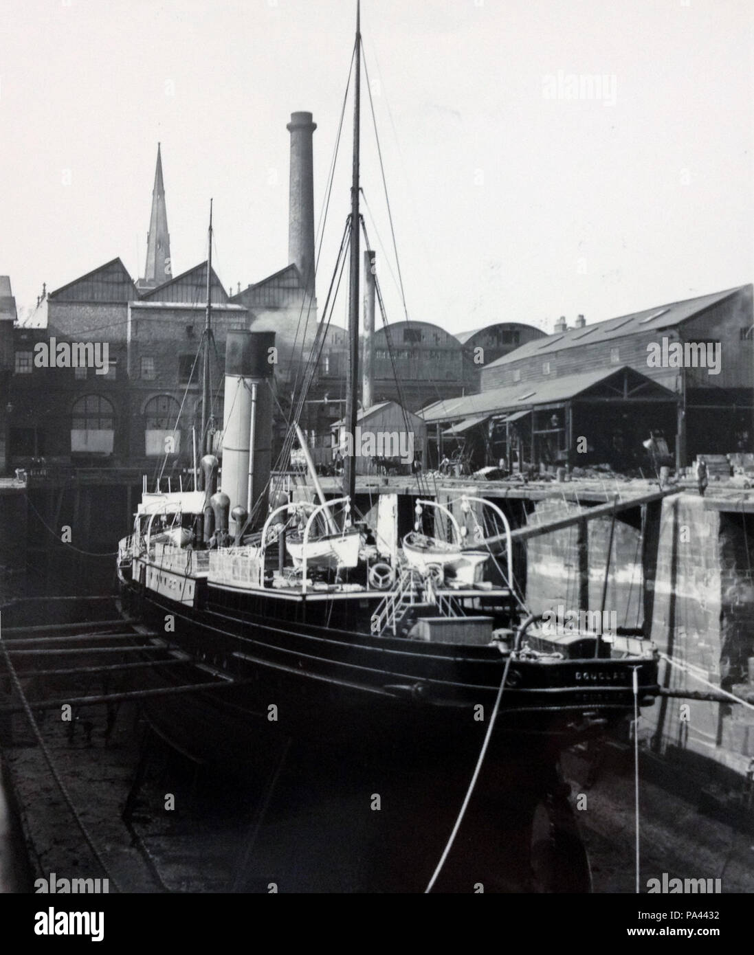 586 Douglas photographié en cale sèche à Birkenhead. Banque D'Images