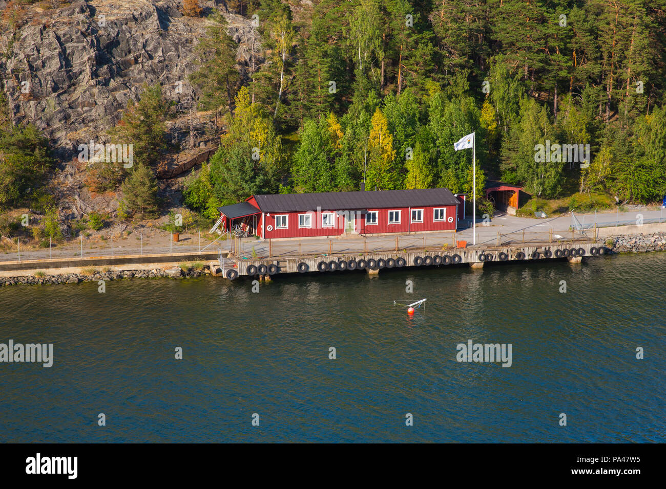 Ville Vilnius, en Suède. Îles, l'eau et maisons. Journée ensoleillée de nombreux arbres sur l'île. Photo de voyage 2018 Banque D'Images