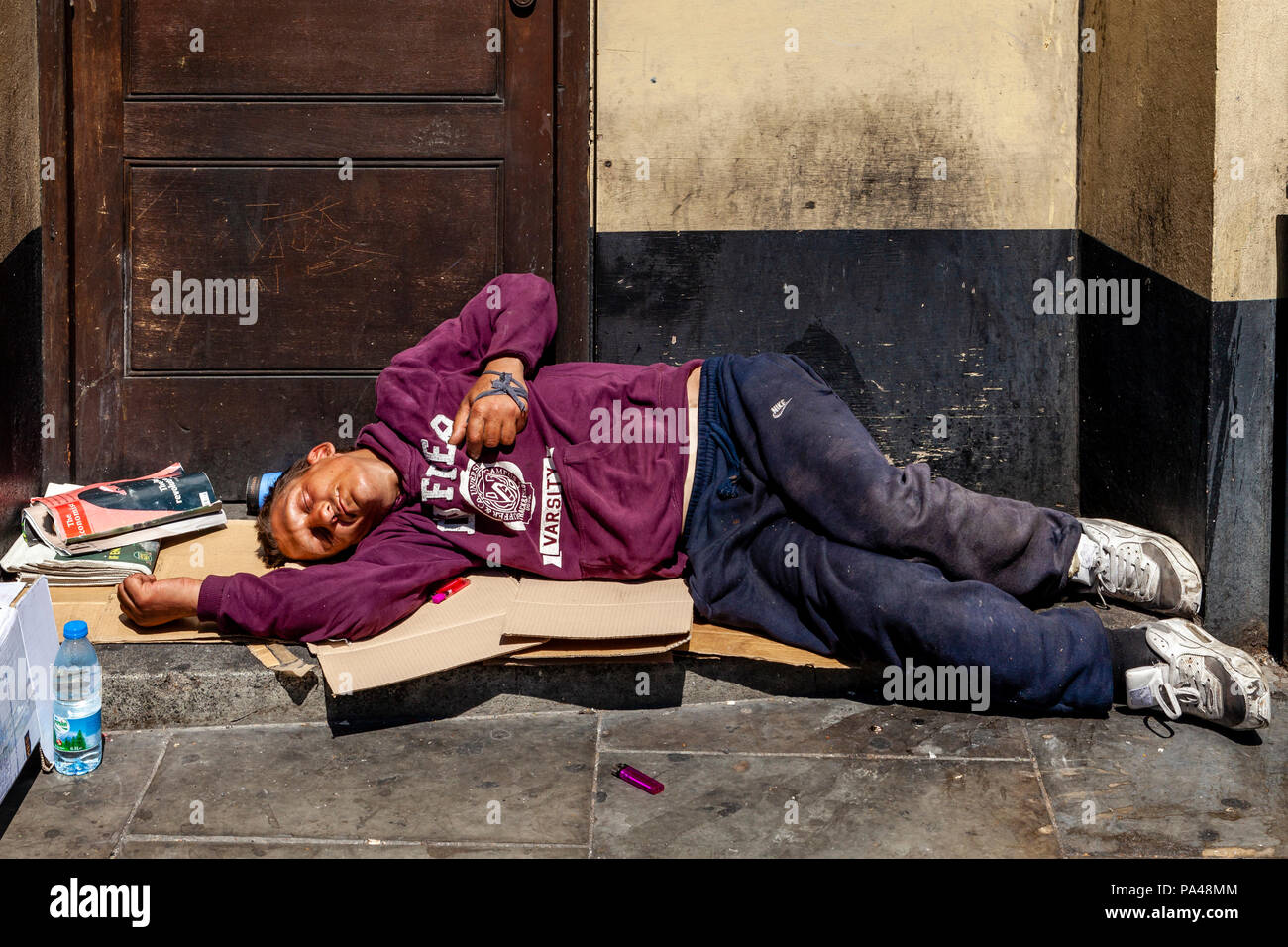 Un homme endormi dans une embrasure, Londres, Angleterre Banque D'Images