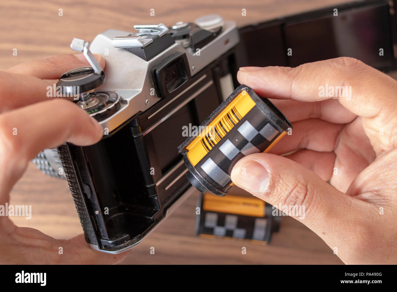 Placer un film 35mm d'un analogique caméra manuellement Banque D'Images