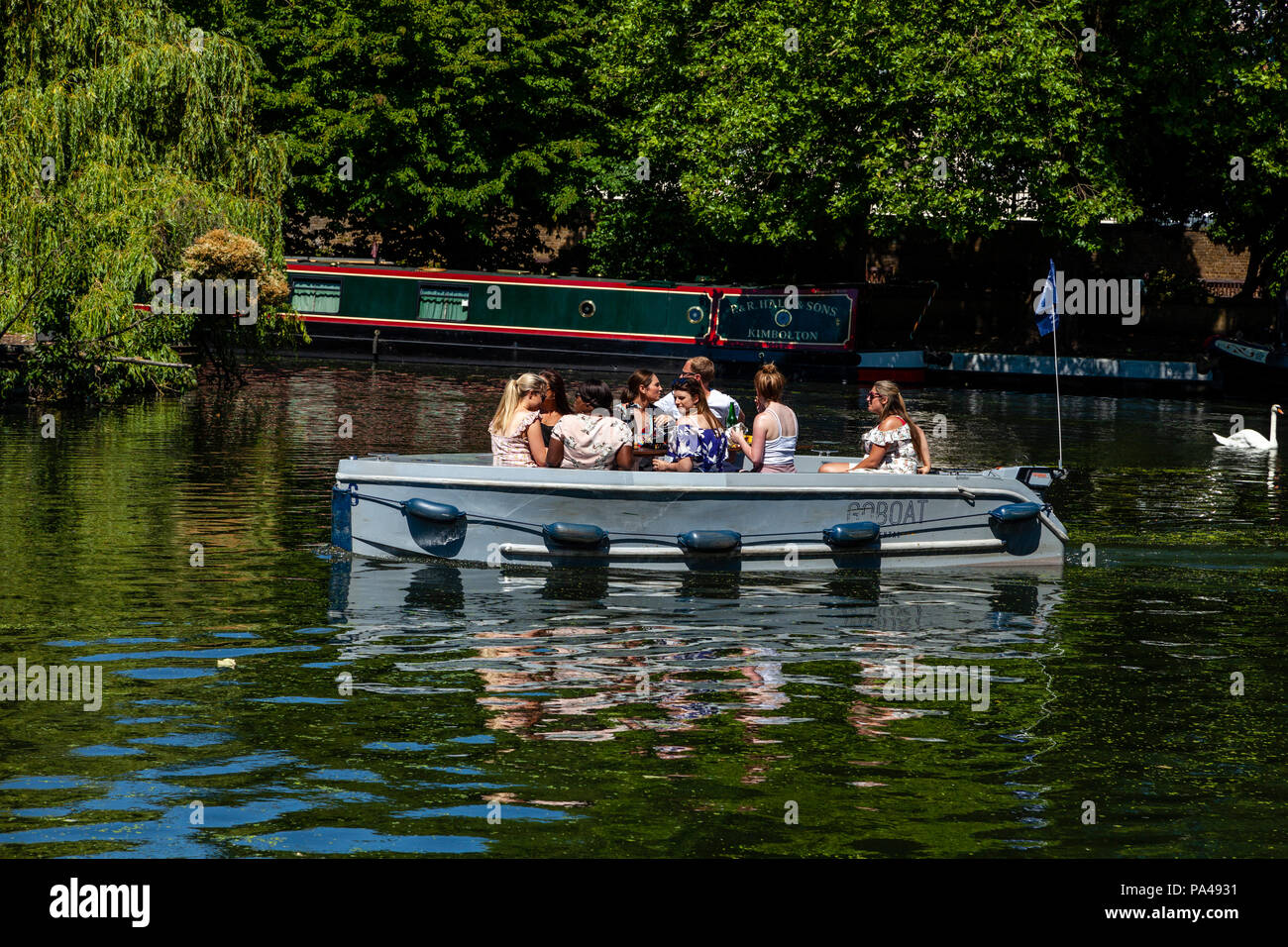 Un GoBoat sur Regent's Canal, dans la Petite Venise, Londres, Angleterre Banque D'Images