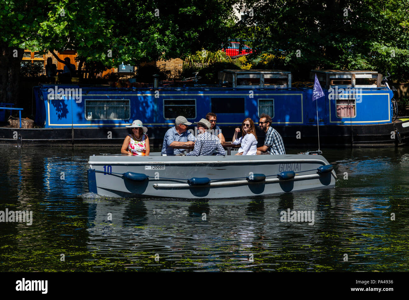 Un GoBoat sur Regent's Canal, dans la Petite Venise, Londres, Angleterre Banque D'Images