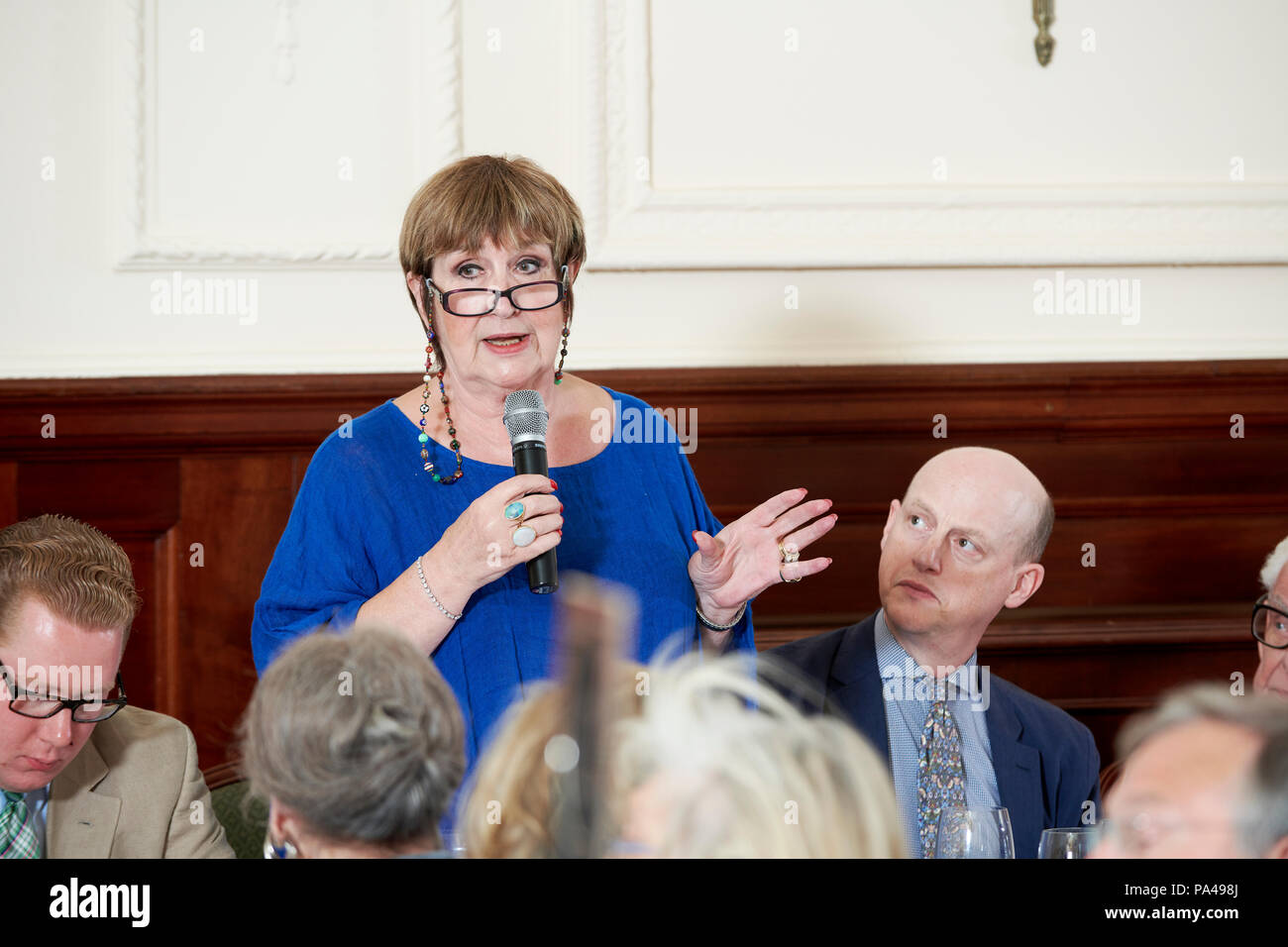 Dame Jenni Murray au déjeuner littéraire Oldie 17/07/18 ; Simpsons sur le Strand Banque D'Images