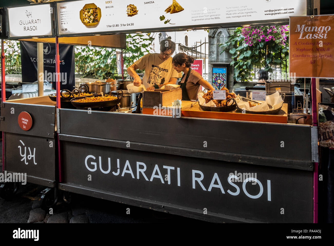 Deux travailleurs à l'Gujarati Rasoi Indian Street Food préparation pour la maintenance à la célèbre et historique Borough Market, Southwark, London, UK Banque D'Images