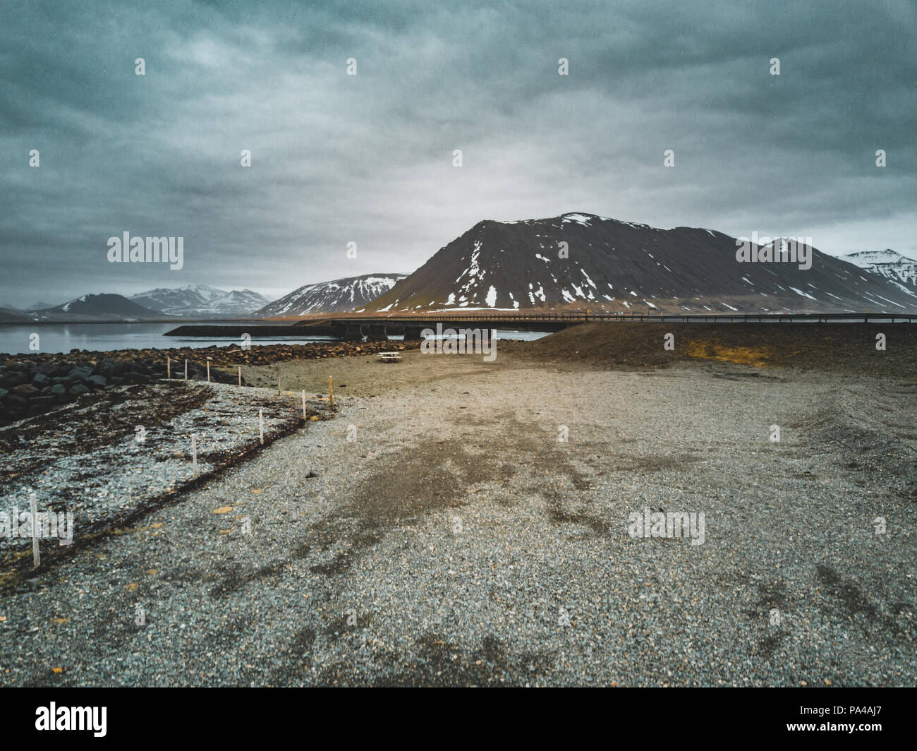 L'Islande vue aérienne paysage avec la neige et les nuages, et de la rue de l'herbe verte et jaune Banque D'Images