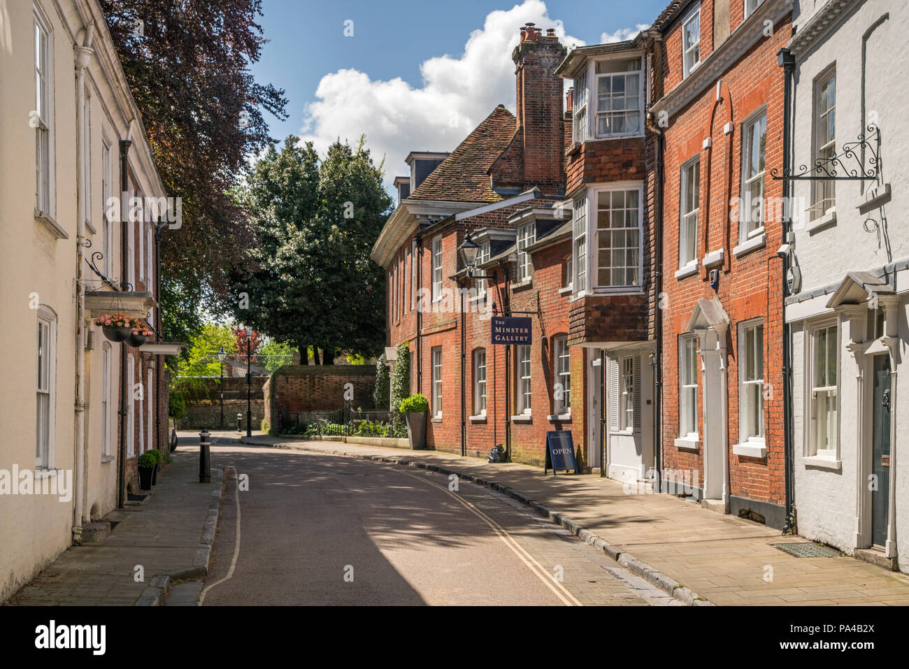 Grand Minster Street et l'extérieur de la galerie de la cathédrale de Winchester, Hampshire, Angleterre. Banque D'Images