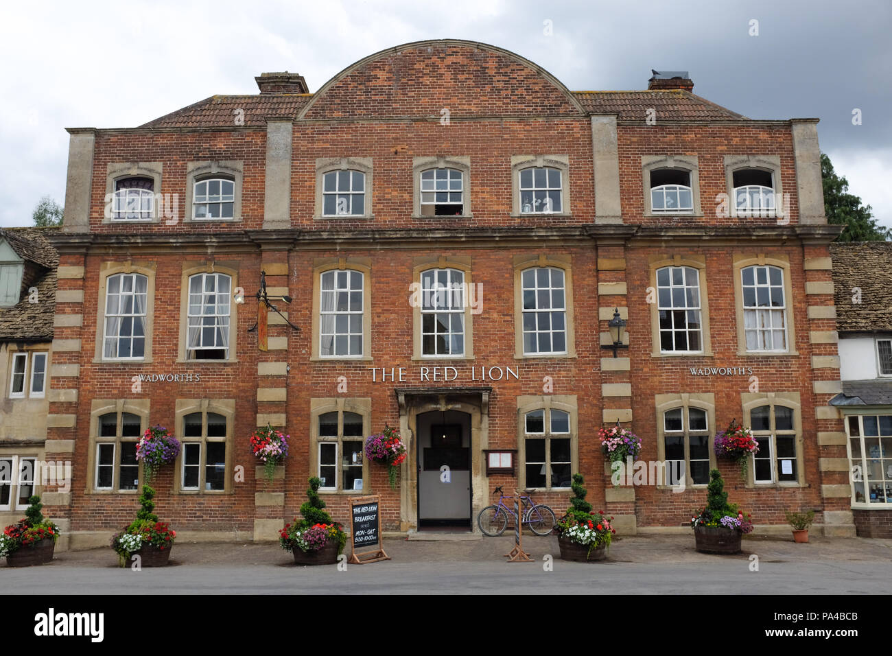 Le Red Lion Pub dans le village de Lacock dans le Wiltshire, Angleterre. Banque D'Images