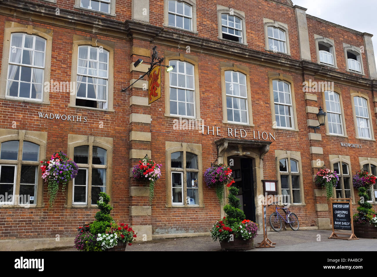 Le Red Lion Pub dans le village de Lacock dans le Wiltshire, Angleterre. Banque D'Images