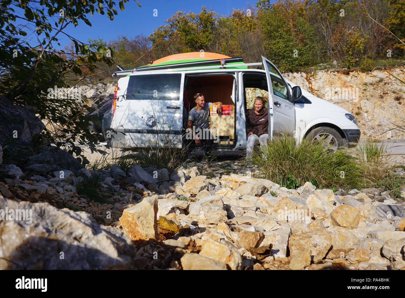 2 vanlifers, parcourir le monde dans une mercedes benz Vito Banque D'Images